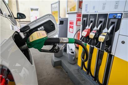 Preistafel an Tankstelle zeigt Preiserhöhung für Super 98, unveränderte Preise für Super 95 und Diesel am Samstag