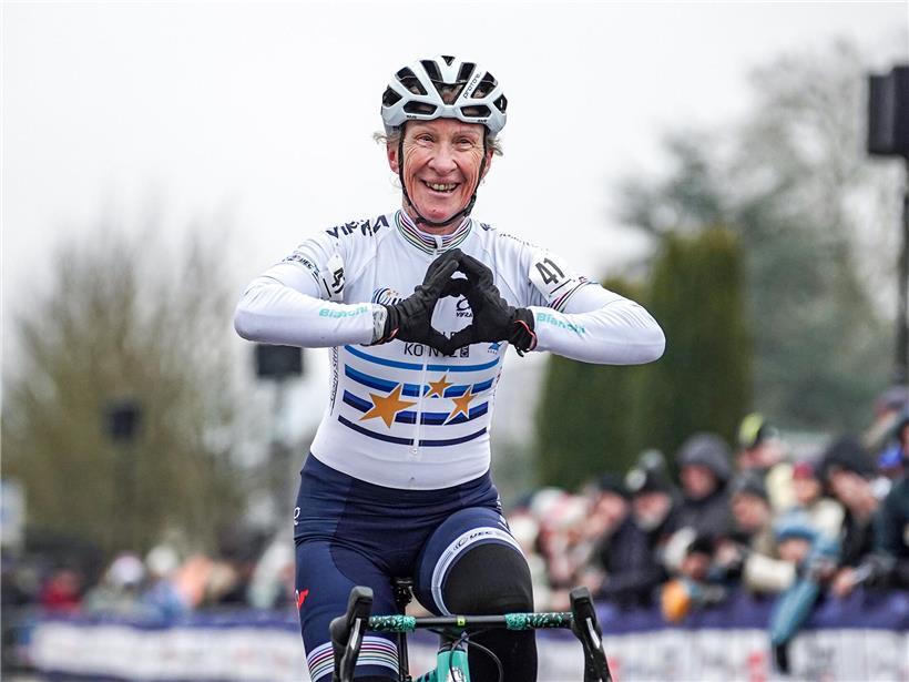 Suzie Godart jubelt begeistert nach Gewinn ihres nächsten Titels im Wettbewerb