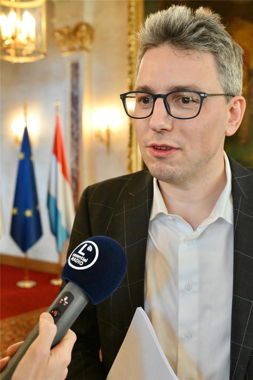 Sven Clement, Piratenpartei-Politiker, spricht bei einer öffentlichen Veranstaltung vor Mikrofon