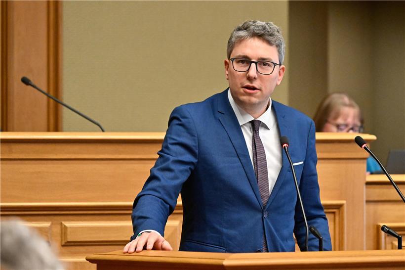 Sven Clement, Politiker der Piratenpartei, spricht bei einer öffentlichen Veranstaltung vor Publikum