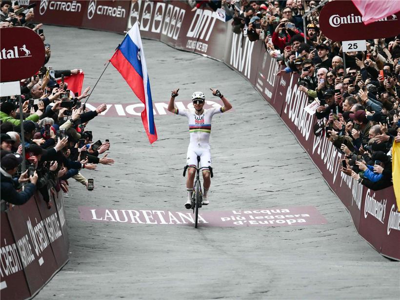 Tadej Pogacar führt das Strade Bianche Radrennen am Samstag souverän auf den Schotterstraßen an