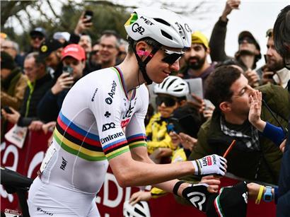 Tadej Pogacar konzentriert beim Radrennen Mailand-Sanremo am Samstag im Fokus der Zuschauer