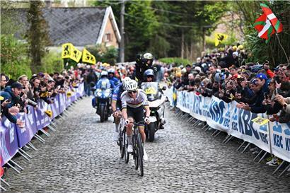 Tadej Pogacar beim Radrennen, bereit für Paris-Roubaix nach Flandern-Rundfahrt-Sieg am Sonntag