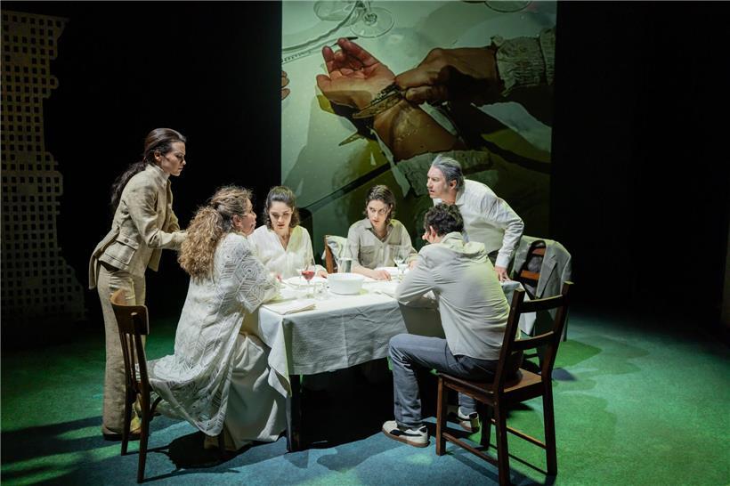 Szenenbild aus „Les voleurs d‘amour“ zeigt täuschende familiäre Harmonie und emotionale Beziehung zwischen Figuren