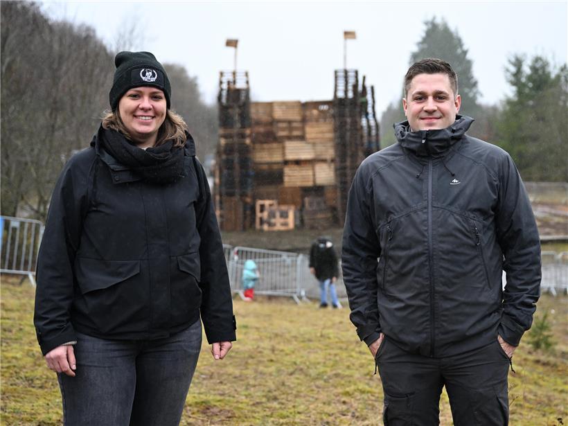 Tammy Stemper und Max Weisgerber vom Escher Boxclub und Feuerwehr helfen freiwillig beim traditionellen Burgbrennen mit