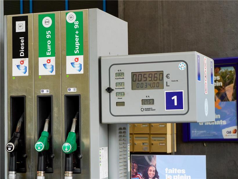 Tankstelle mit sinkenden Benzinpreisen ab Donnerstag, günstiges Tanken und Kraftstoff sparen, Preisreduzierung sichtbar