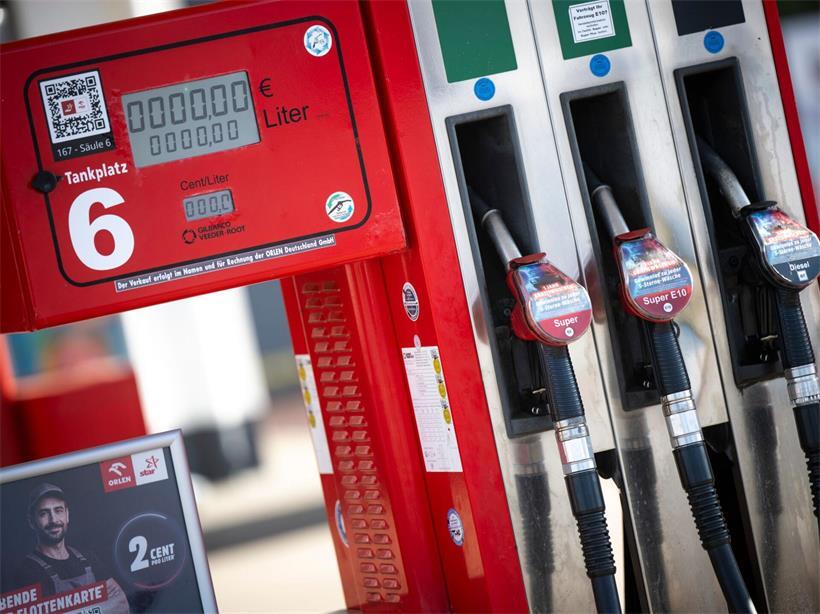 Preissteigerung an Tankstelle für Benziner ab Samstag, höhere Kraftstoffkosten und Auswirkungen auf Autofahrer.