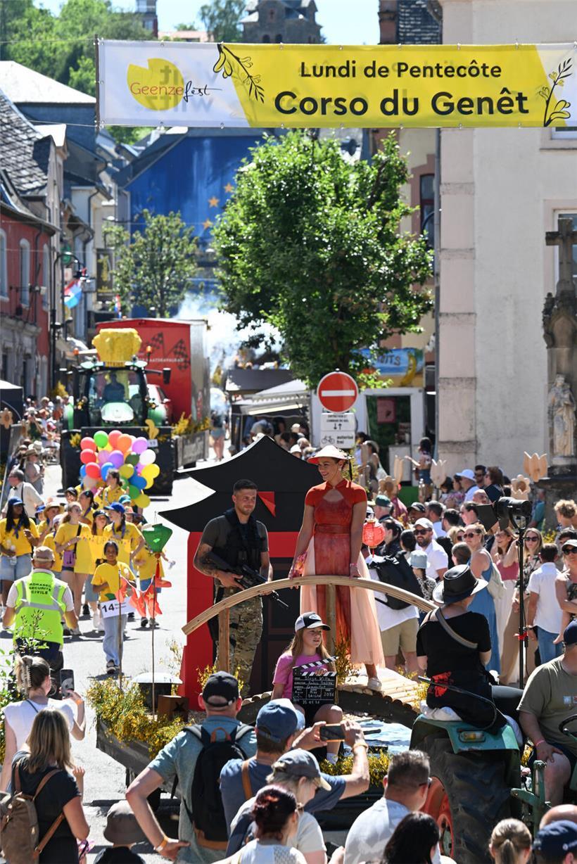 Tausende Zuschauer verfolgen begeistert den bunten Geenzefest-Korso in Wilz bei sonnigem Wetter