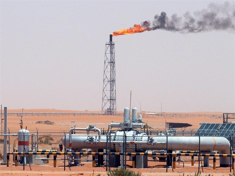 Technische Anlagen stehen auf einem saudi-arabischen Ölfeld, rund 160 Kilometer von Riad entfernt