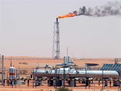 Technische Anlagen stehen auf einem saudi-arabischen Ölfeld, rund 160 Kilometer von Riad entfernt