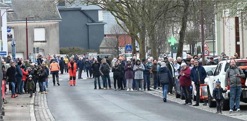 Nahaufnahme von Windrad-Teilen vor blauem Himmel, modernes Windenergie-Anlagen-Detail für nachhaltige Stromerzeugung