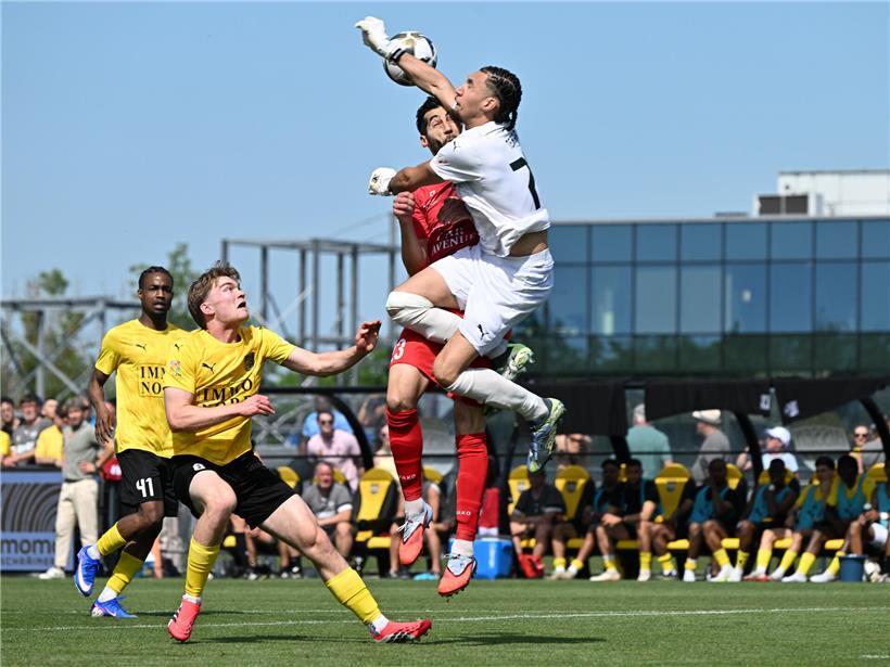 Zwei Sportler in intensiven, harten Duellen bei einem spannenden Wettkampf auf dem Spielfeld