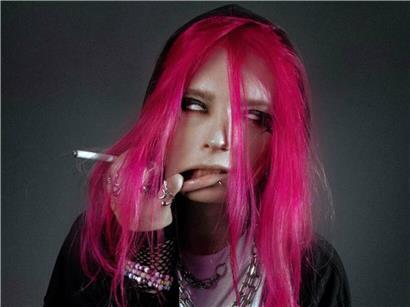 Frau Théa mit elektrisierendem Blick und kraftvoller Ausstrahlung in dynamischem Porträt