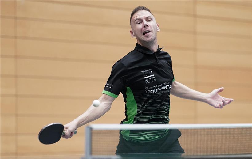 Thomas Keinath und Leandro Fuentes im intensiven Topspiel auf dem Fußballfeld, spannender Wettkampf