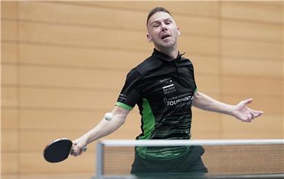 Thomas Keinath und Leandro Fuentes im intensiven Topspiel auf dem Fußballfeld, spannender Wettkampf