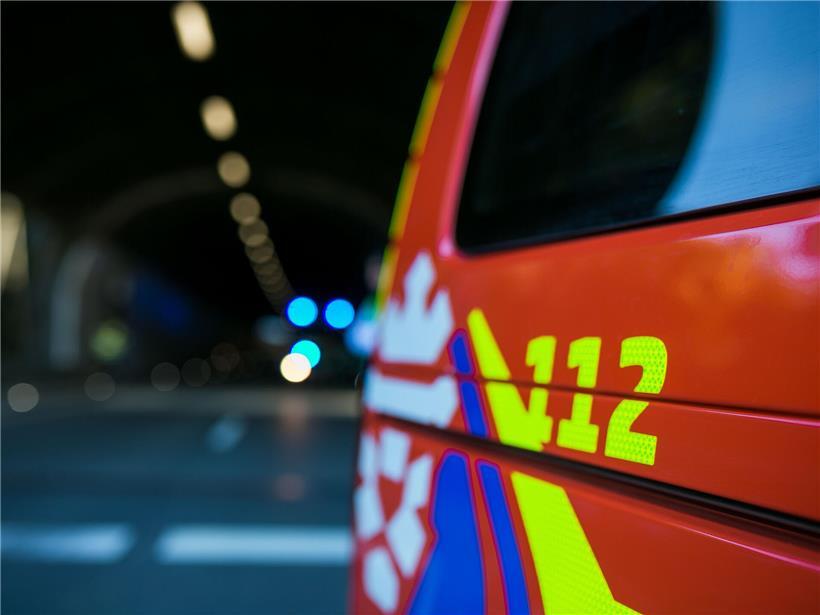 Tödlicher Verkehrsunfall mit zerstörtem Auto bei Reckingen in den Alpen