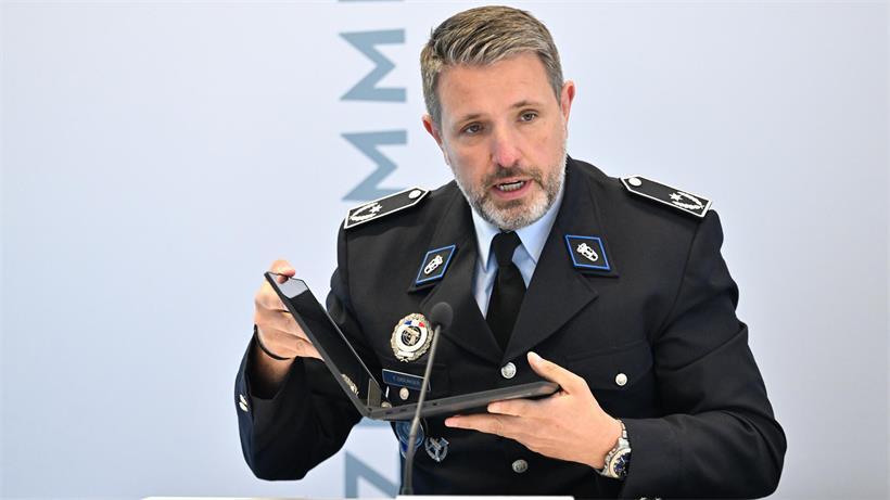 Abseits vom Notfall: Polizei schafft neue Anlaufstelle Tom Didlinger präsentiert neue klappbare und tragbare Arbeitsgeräte für flexibles Arbeiten unterwegs