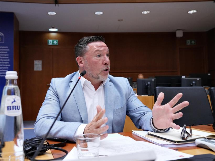 Tom Jungen während seiner Rede im Ausschuss der Regionen