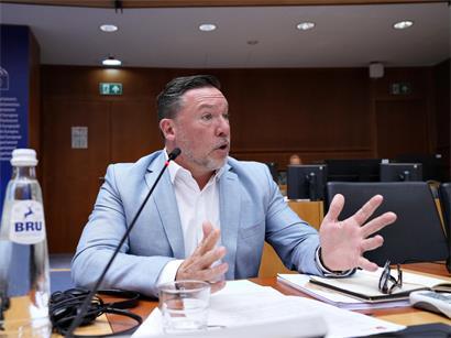 Tom Jungen während seiner Rede im Ausschuss der Regionen