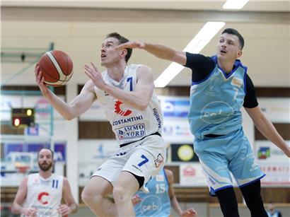 Tom Schomer im Fußballtrikot beim Spiel, zeigt Fortschritte nach Verletzungsproblemen in der Saison