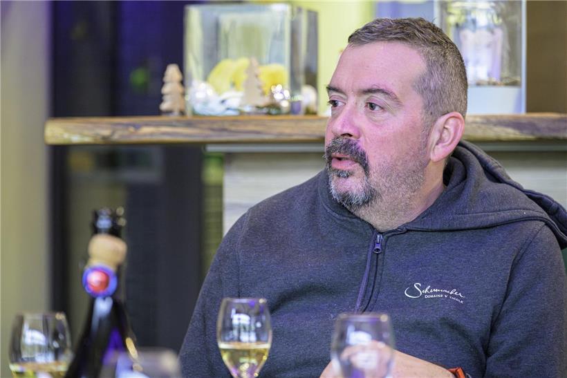 Porträt von Tom Schumacher, deutscher Musiker und Sänger, in natürlichem Licht vor neutralem Hintergrund