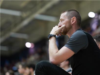 Tom Schumacher auf der Trainerbank des T71 Düdelingen während eines Basketballspiels