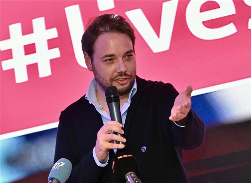 Tommy Klein bei Piraten-Wahlveranstaltung in Petingen vor drei Jahren, Rede auf politischem Event