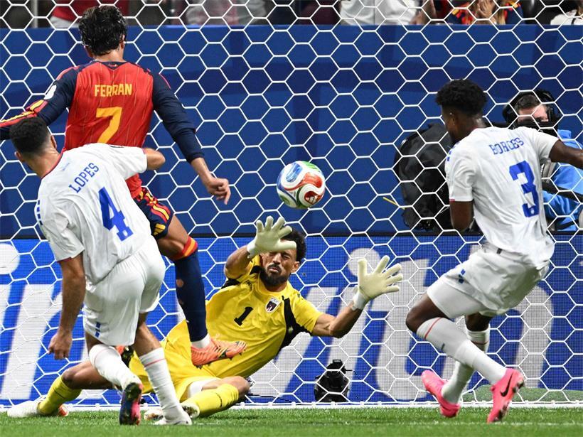 Torhüter Vozinha in Aktion, der spanische Schüsse beim Fußballspiel souverän pariert und Spanien verzweifelt zurücklässt