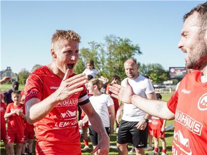 Torjäger Mickaël Jager kämpft entschlossen auf dem Fußballfeld und gibt nicht auf