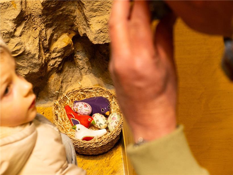 Bunte Péckvillercher aus Luxemburg zur Osterzeit, traditionelle handgemachte Ostersüßigkeiten