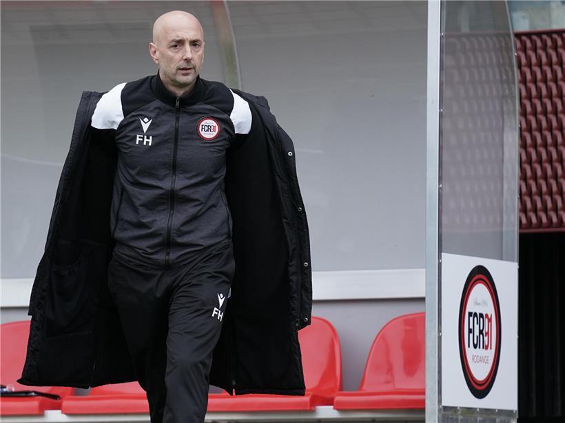 Trainer Frédéric Herinckx im Rodange-Dress, Fußballtrainer in Aktion auf dem Spielfeld