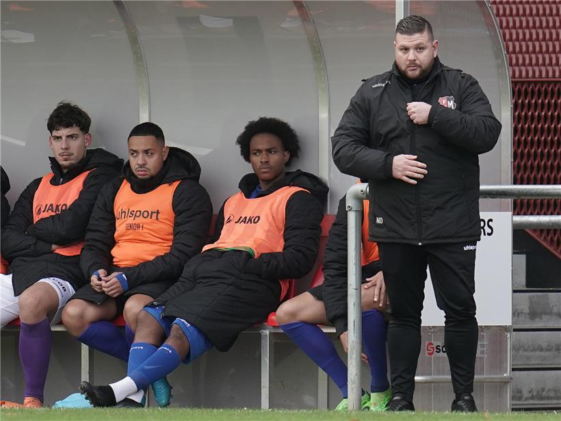 Trainer Marc Depienne und Monnerich besprechen Taktik, um nächsten Sieg im Wettkampf zu sichern