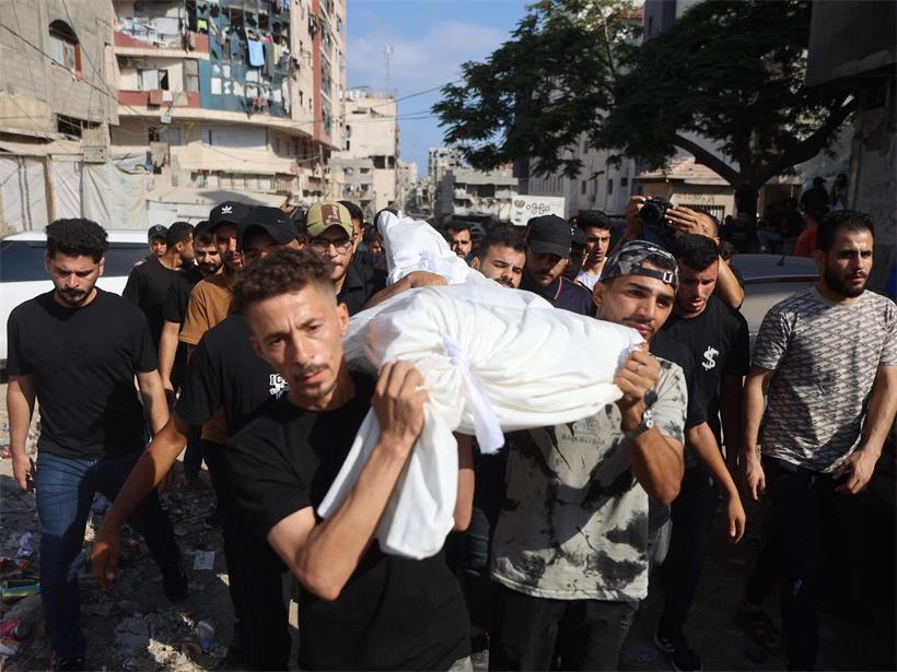Trauernde tragen den Leichnam einer Person, die bei den nächtlichen israelischen Luftangriffen ums Leben gekommen ist, zum Friedhof