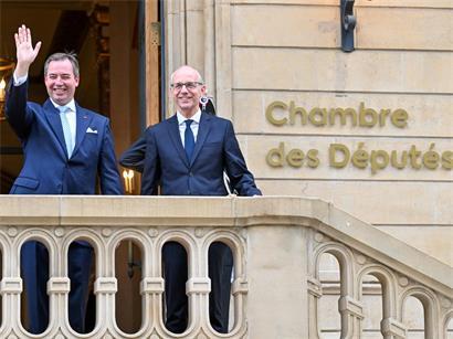 Großherzog und Premierminister treffen sich im Wald zu einem diplomatischen Gespräch bei sonnigem Wetter