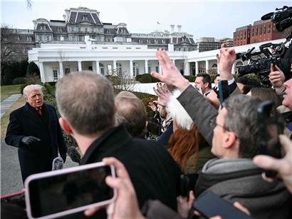 Donald Trump spricht am Wochenende vor dem Weißen Haus mit Reportern über aktuelle politische Themen.
