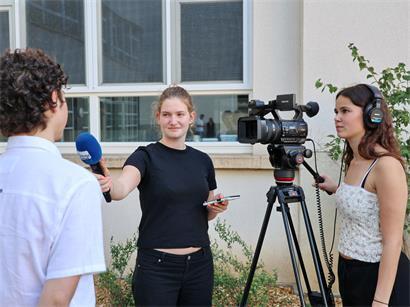 UK-Team mit Ella Turmes und Salomé Buisson in Aktion bei sportlichem Wettkampf