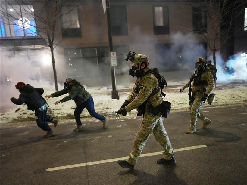 US-Bundesagenten setzen Tränengas gegen Demonstranten bei Lärmdemonstration gegen Einwanderungspolitik in Minneapolis ein