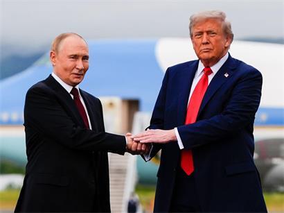 US-Präsident Donald Trump begrüßt den russischen Präsidenten Wladimir Putin im August auf der Joint Base Elmendorf-Richardson in Alaska