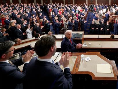 US-Präsident Donald Trump spricht im US-Kapitol zur Lage der Nation, blickt zu Vizepräsident JD Vance und Sprecher Mike Johnson