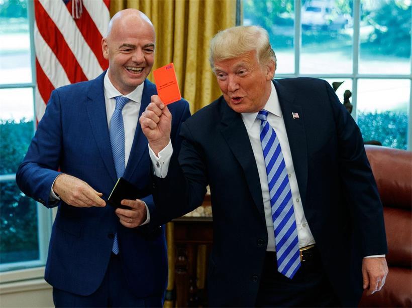 US-Präsident Donald Trump zeigt rote Karte im Oval Office bei Treffen mit FIFA-Präsident Gianni Infantino am 28.08.2018