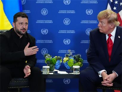 US-Präsident Donald Trump (r) und der ukrainische Präsident Wolodymyr Selenskyj während der Generalversammlung der Vereinten Nationen im UN-Hauptquartier