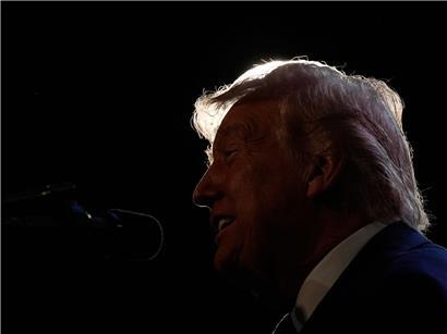 US-Präsident Donald Trump spricht auf einer politischen Konferenz vor Publikum