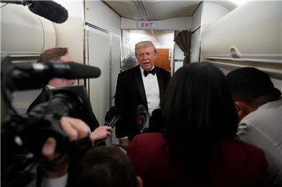 US-Präsident Donald Trump spricht mit Journalisten an Bord der Air Force One während eines offiziellen Termins.