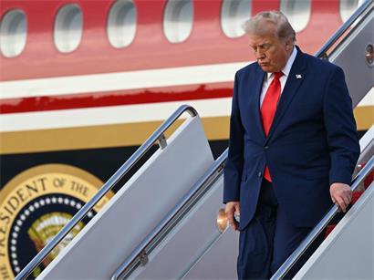 US-Präsident Donald Trump steigt am 22. Juli 2026 auf der Joint Base Andrews in Maryland aus der Air Force One