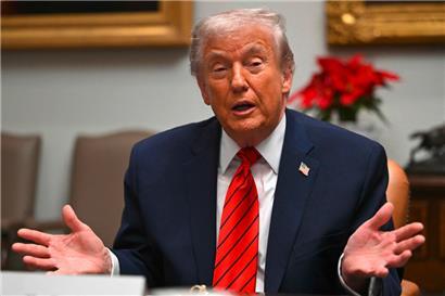 US-Präsident Donald Trump während einer Diskussionsrunde im Roosevelt Room des Weißen Hauses in Washington, DC, am 10. Dezember 2025
