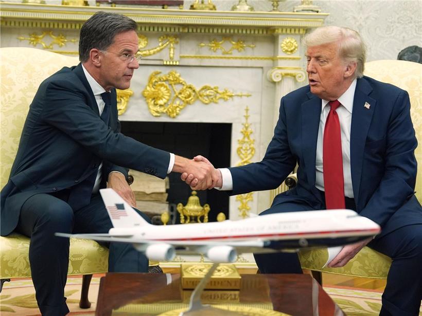US-Präsident Donald Trump schüttelt Hand mit NATO-Generalsekretär Mark Rutte im Oval Office, Washington, Juli 2025