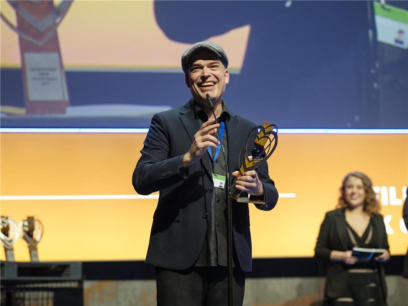 Überraschtes Gewinnerlächeln von Fränz Hausemer bei der Preisverleihung der Filmkritik