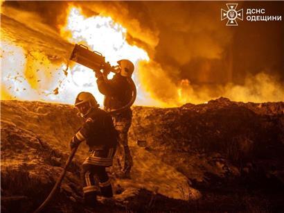 Ukrainische Feuerwehrleute löschen Feuer nach Drohnenangriff in Odessa, Ukraine, Einsatz gegen Feuerfront und Rauchentwicklung