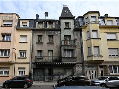 Drei Immobilienagenturen präsentieren das van Hulle Haus in der Escher Dicksstraße zum Verkauf.