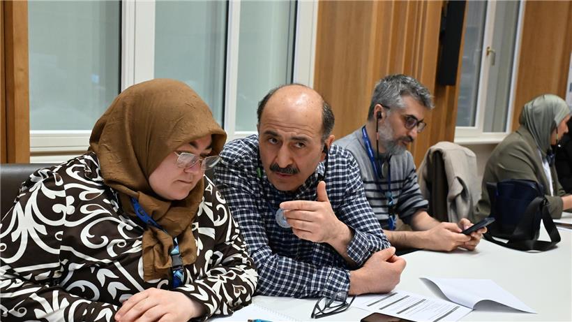 Simultanübersetzer bei mehrsprachiger Konferenz mit Übersetzungen in Französisch, Englisch und Arabisch aus Luxemburgisch